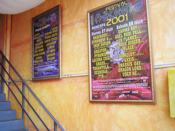 Carteles del Festival Rock Machina en las oficinas de Locomotive (2004)