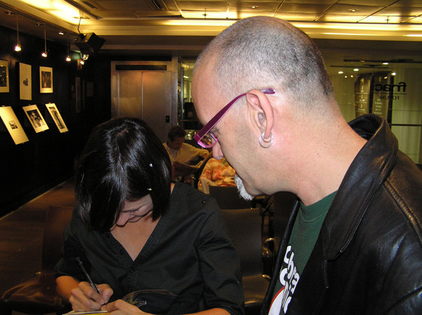 Helena Miquel, vocalista de Facto Delafé y Las Flores Azules. FNAC de Callao, Madrid (2007)