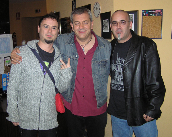 Carlos Alvarez aka Charly Glamour, Carlos Sobera y yo, en Paramount. Foto para nuestras madres (2005)