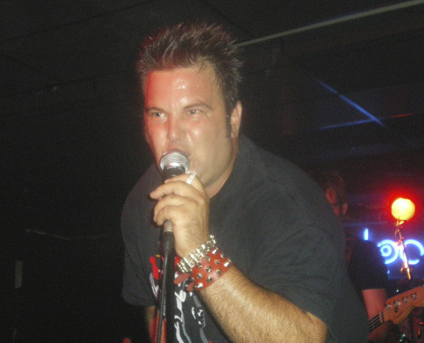 Dioni al frente de IV, pura pasión. Sala El Loco, Valencia (MR, 2010)