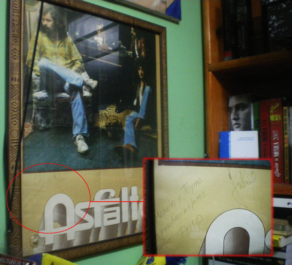 Mi primera pieza de colección fetichista que aún perdura en casa desde 1979: cartel dedicado por Asfalto y su tour mánager Fripp.